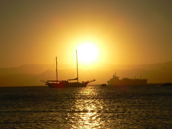 In Aqaba ... Sonnenuntergang mit Sicht auf Aegypten !