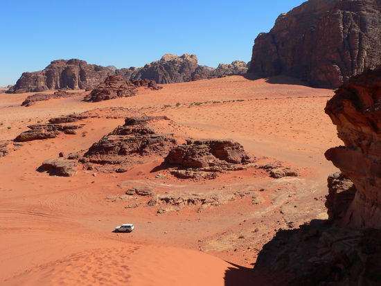 Auf einer Sandduene im Wadi Rum