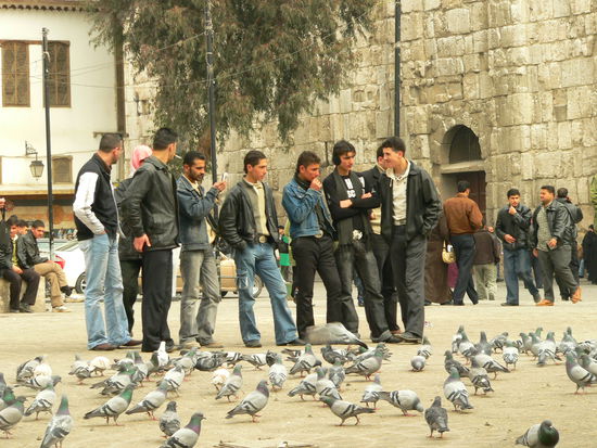Maenner vor der Moschee in Damascus
