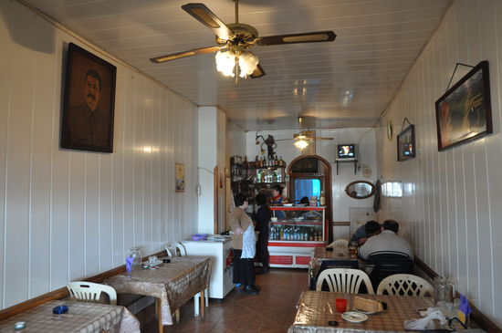 Das ist das kleine Restaurant in dem ich in Batumi ass, zu meiner Linke ein Portrait von Stalin. Seine Heimatstadt Gori werde ich morgen (Freitag, 13.03) besichtigen.