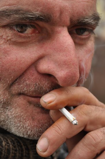 Ein rauchender Busfahrer, mit dem ich mich u.a. unterhalten habe. In Georgien sind die Leute sehr interessiert mit Deutschen zu sprechen, da einige auch Verwandte in Deutschland haben. Ich konnte schliesslich umsonst mit dem Bus zum Kloster mitfahren und habe mir die 50 ct gespart ! Madloba !