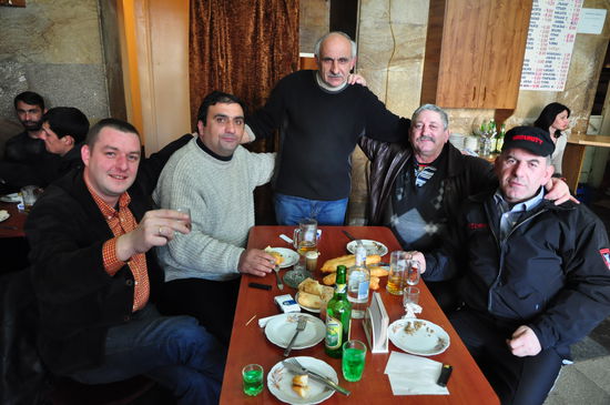 In einer Kneipe wollte ich mir ein Essen bestellen, konnte aber die Speisekarte nicht lesen. Ich hab dann auf ein Essen gezeigt, das sich 2 Leute teilten und habe gestikuliert, dass ich nur die Haelfte davon wolle. Dies hat die Bedienung nicht verstanden und ich wollte mich verabschieden. Diese Herren hier haben das mitbekommen und haben mich prompt zum Essen eingeladen, das heisst ich konnte bei ihnen mitessen und trinken. Den Vodka habe ich danken abgelehnt, wer trinkt denn schon um 4 Uhr nachmittags Vodka ? Die Herren waren alle sehr nett, der Linke hat seine Schwester angerufen, die per Telefon dolmetschte !