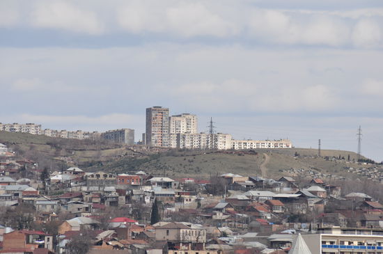 Die Peripherie von Tbilisi ist noch Zeuge der kommunistischen Aera des Landes. Man fuehlt sich teilweise noch in die Zeit des Kommunismus zurueckversetzt, zumal ich in einem solchen Block wohne. Es ist eine interessante Erfahrung, ich habe den "Kommunismus" noch niemals so nah gefuehlt und erlebt wie hier.