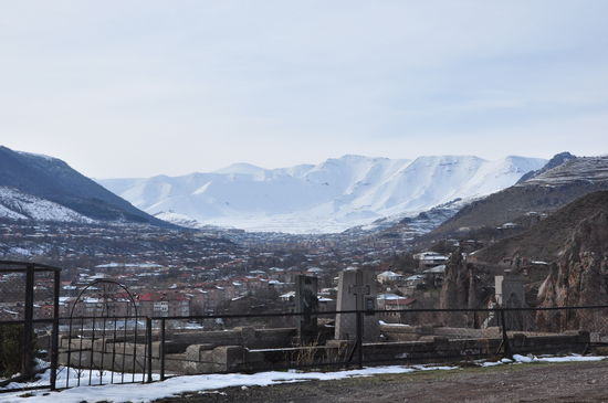 Sicht in die hohen Berge nahe Gori