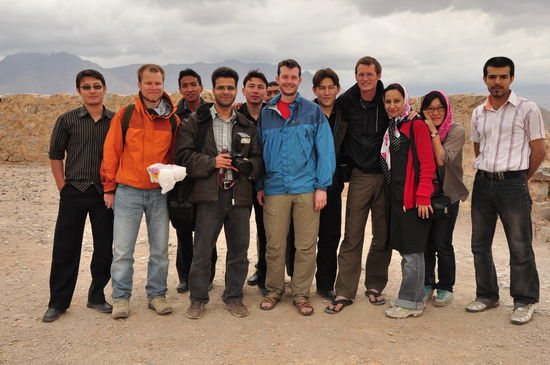 Mit Afghanenm, Iranern und einer Koreanerin an den Tuermen des Schweigens nahe Yazd. Eine Staette, an der die Zoroastrier eins ihre Toten aufbahrten.