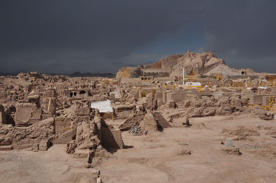 Das komplett dem Erdboden gleiche Bam im Iran. Bei einem verheerenden Erdbeben im Jahre 2002 wurde die schoenste Stadt Irans und eine der aeltesten Siedlungen (die bis 2002 bewohnt war) komplett zerstoert und rund 25000 Menschen starben.