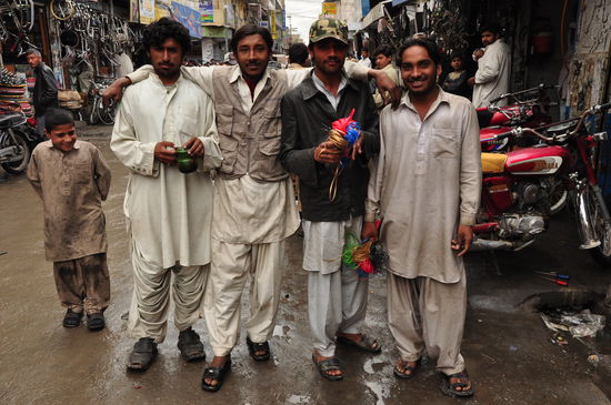 Die netten Leute in ihren traditionellen Kleidern ...