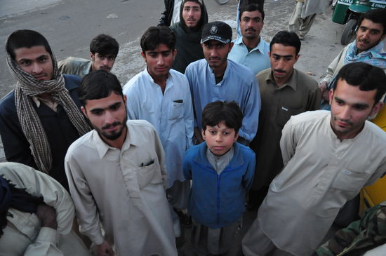 Schauende Maenner in Quetta