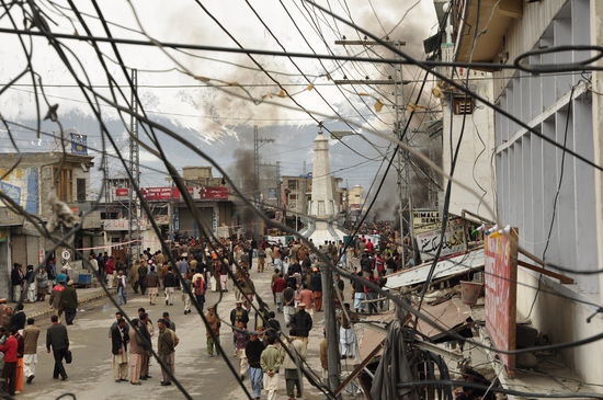 Die Unruhen in Skardu vom Balkon aus. War aber alles sehr friedlich, auch wenn es nach Krawallen aussieht.