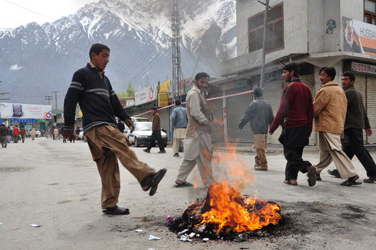 Im Hintergrund die hohen Berge von Nordpakistan, sehr sehr schoen
