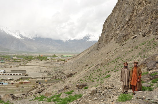 Skardu. Die zwei Maenner haben mich beim spazieren begleitet