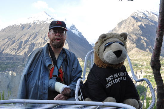 Kenneth, der Weltenbummler mit seinem Loewen (www.montgomeryjlion.com)