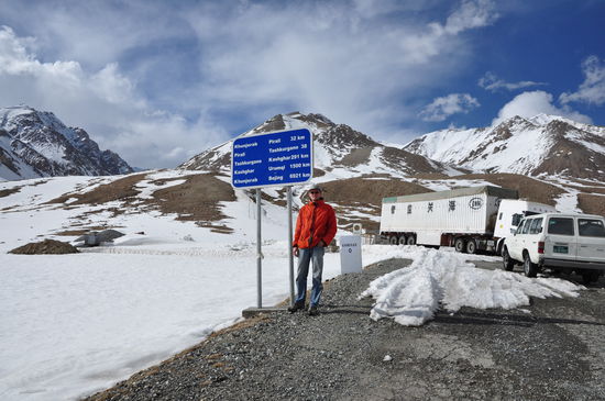 Auf dem hoechsten Punkt des KKH dem sogenannten Khunjerab Pass (ueber 4000m)
