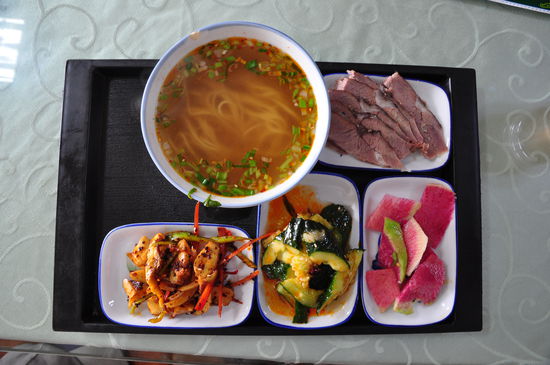 Leckeres Rindfleisch mit Nudelsuppe und exotischen Gemuesen (2 Euro)