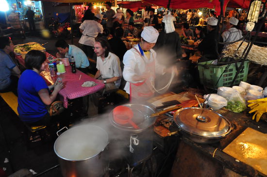 Der Essensmarkt in Lhanzou. Im Hintergrund Florent und Dean