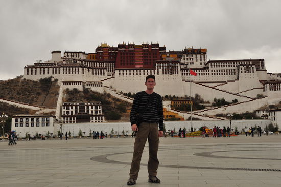 Ich vor dem wunderschoenen Potala