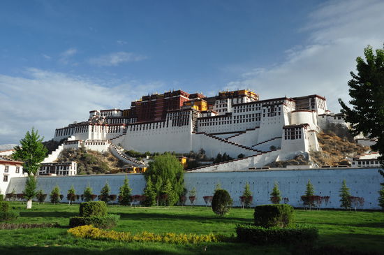 Der wunderschoene Potala bei Sonnenaufgang um 8 Uhr morgens ... ein Traum