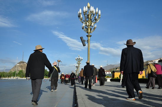 Tibeter bei der Umrundung des Potala ... es ist traurig anzusehen, wie die chinesische Regierung die Umgebung des Potala verunstaltet hat - mir tun die Menschen leid.