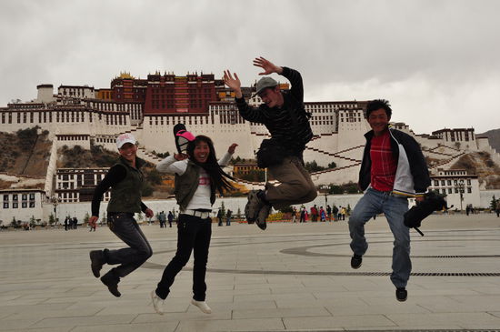 Daheim will man mich ja auf den Bildern sehen, daher habe ich dieses Bild vor dem Potala schiessen lassen. Die Maedels und die zwei Jungs waren wirklich total nett und haben mich auf ein leckeres Schweinegericht eingeladen !