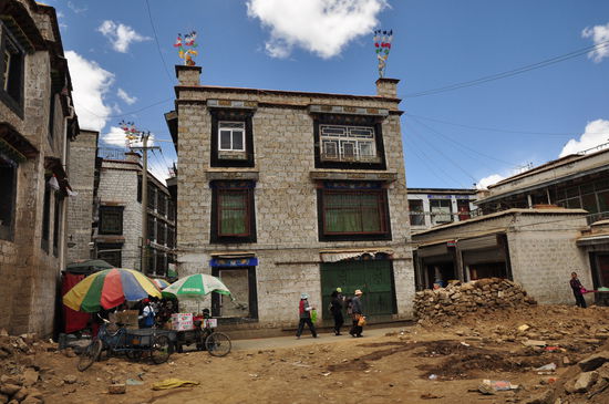 Weg mit dem alten traditionellen und her mit modernen chinesichen (nicht unbedingt haeslichen, aber die tibetische kultur zerstoerenden) Gebaeuden