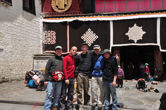 Vor dem groessten Heiligtum der Tibeter (18.05.09)