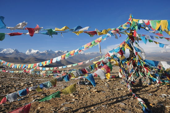 Auf ueber 5000 m in Tibet, im Hintergrund ein 8000er.