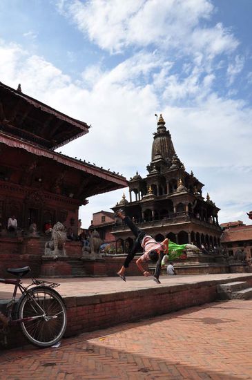 Zwei junge Artisten in Patan Kathmandu