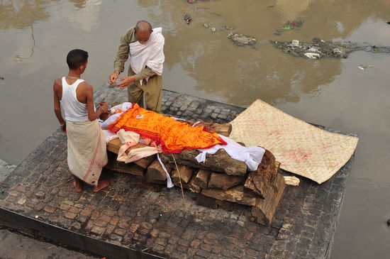 Pashu Pati Nath in Kathmandu. Die Gebetsrituale vor der Totenverbrennung.