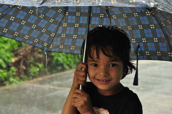 Kleine Maedchen in Ilam, der Monsun beginnt gerade