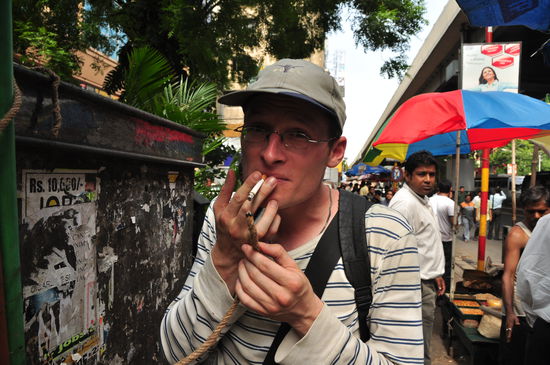 Was fuer eine lustige Idee: Zigaretten kann man einzeln kaufen und an einer brennenden Schnur anzuenden