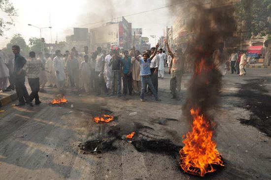 "When the street wars jump off there's only one thing to do, grab the gats squeeze one off ..." Die Zeile aus einem Lied von Cypress Hill passt so gut auf das im Bild gezeigte. Ich sollte es dramatisch verkaufen ... Allahu Akbar - Taliban Taliban - Tod dem Westen - aber all dem war nicht so, es ging lediglich um innenpolitische Dinge, und die Menschen waren sehr freundlich hier in Lahore.