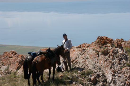 Mit den Pferden auf einem Berg am Song Koel in Kirgistan