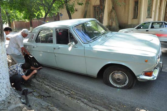 Stecken geblieben: Bei meiner Suche nach der afghanischen Botschaft kam ich an diesem Auto vorbei