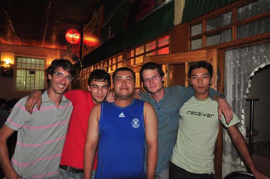 Mit ein paar netten Leuten beim Abendessen