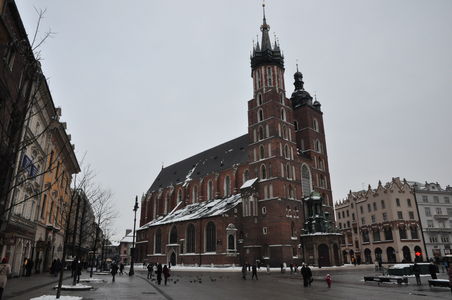Europas groesster Markplatz und die Kirche mit der goldenen Krone (Krakau)