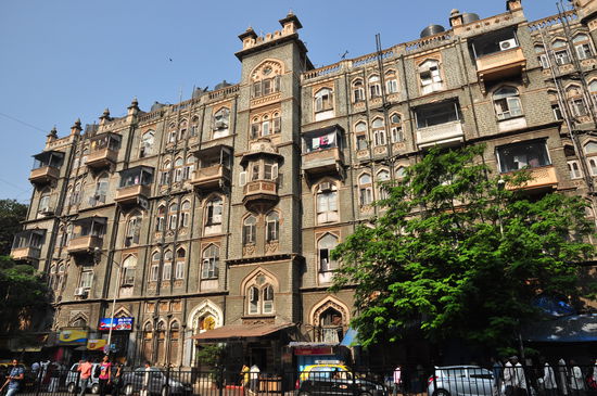 Ein altes Kolonialstilhaus in Colaba, dem Viertel ganz im Sueden der Metropole