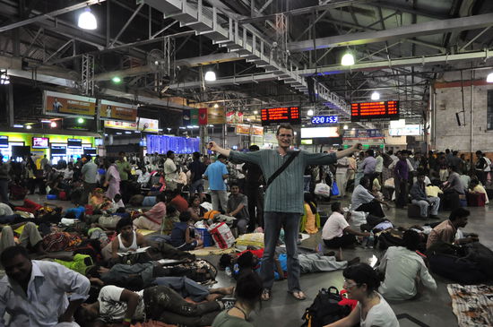 Unbeschreibliches Chaos auf dem Bahnhof von Mumbai - es war die Hoelle los!