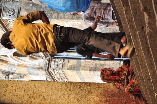 Bettlerin am Victoria Terminal Mumbai