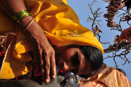 Eine Pilgerin im Hanumantempel von Hampi