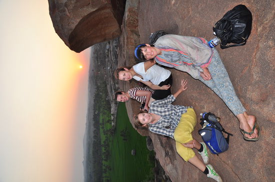 Den deutschen Maedels aus Hampi hab ich versprochen, ihr Bild hier zu veroeffentlichen. Gruss von mir an euch alle!