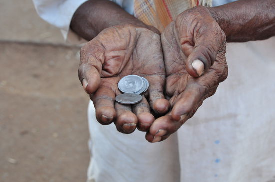 Die Hand eines Bettlers in Hospet bei Hampi