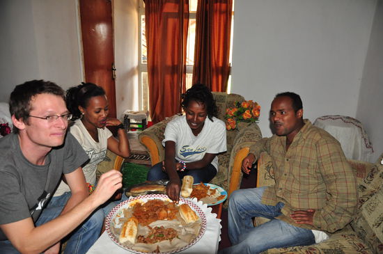 Meine erste Nacht verbrachte ich bei einer äthiopischen Familie im Vorort Askut. Zusammen teilen wir uns meine erste Injera.