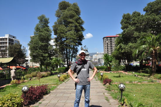 La Gare, im Zentrum von Addis. Eine für mich neue Erfahrung, eine afrikanische Stadt, die irgendwie keine richtige Stadt zu sein scheint, zu besuchen.
