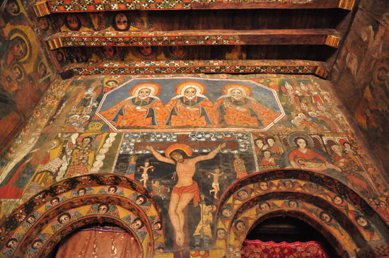 Die heilige Dreifaltigkeit dargestellt in der Selassie Kapelle in Gonder. Symbolisch halten die weisen Männer ein Ei (Schale, Eiweiß und Eigelb) in der Hand.