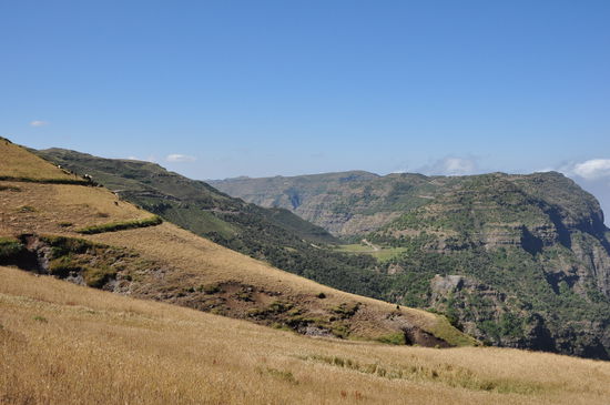 Faszinierende Natur, unendlich weit und dramatisch und zugleich wird jeder Winkel vom Mensch urbar gemacht und zur Landwirtschaft verwendet.