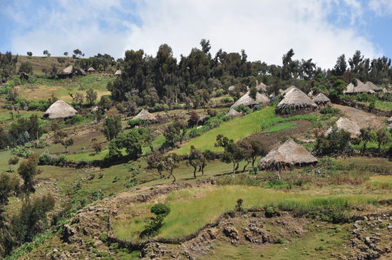 Bergdorf auf ca. 3550m Höhe. Ich habe gekochte Eier gegessen und von den Kindern erfahren, daß sie täglich einen einfachen Schulweg von 1 Stunde haben.