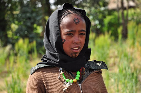 Mädchen mit traditionellen Tätowierungen.