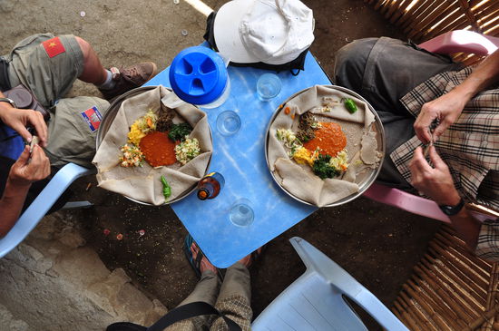 Injera mit Martin aus England und Pedro aus Spanien.