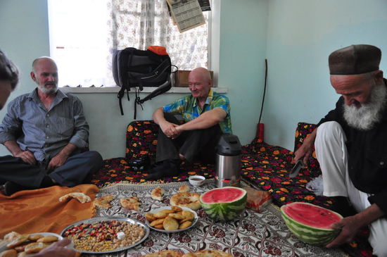 Zu Gast bei zwei älteren Herren in Hissor. Dank meiner Persischkenntnisse klappte die Verständigung sehr gut und wir erfuhren viel über das Leben während der Sovjetzeit und auch die Gegenwart.