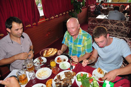 Beim Schaschlikessen in Doshanbe